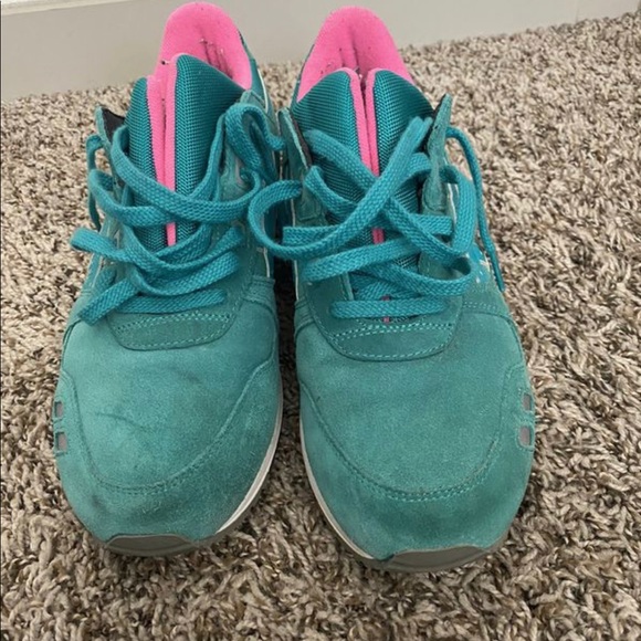 Pair of Asics sneakers - Picture 2 of 4